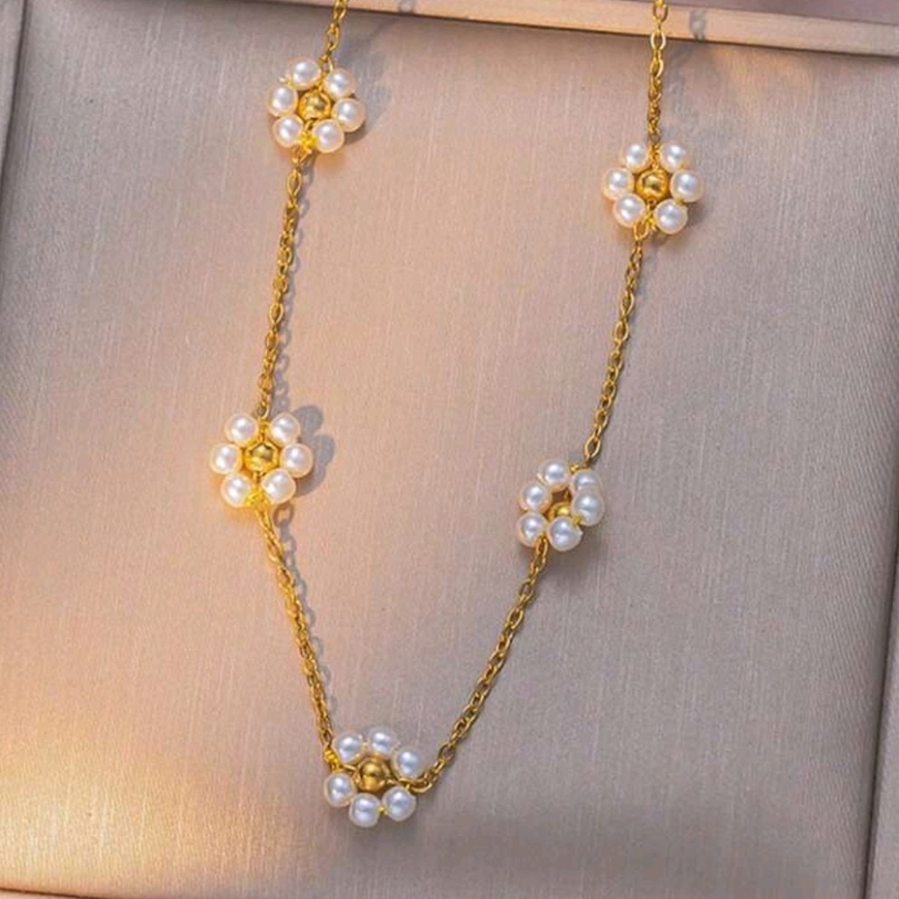 Pearl flower necklace; nwot